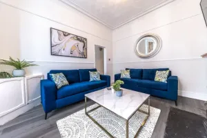 Image of Stylish Luxury Large 4BR KingBed