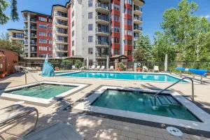 Image of Stay@Resort w\/AC+ Epic Views-Heated Pool-HotTub-Gym-Steps to Bus-Grill-W\/Din Unit-Garage-3 en Suites