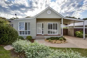 Image of Cute Cottage on Cain - beach at end of street