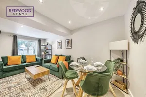 Image of HUGE 5 Bed 3 Bath House For Contractors & Families, X2 FREE PARKING, FREE WiFi & Netflix By REDWOOD STAYS