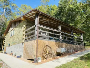 Image of Escape to your cozy cabin near Daniel Boone