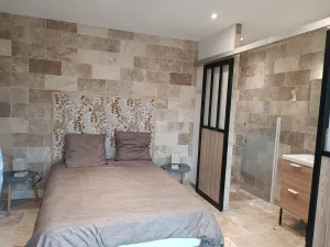 Image of 2-person bedroom with shower room and toilet
