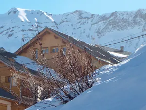 Image of 8\/10 people at the foot of the slopes