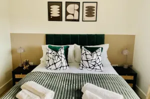 Image of Just £45pppn! Prime Comfort for Contractors with Spacious Parking, Plush Beds, Top-notch Amenities, Flexible Stays & Lightning-Fast Internet