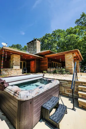 Image of Luxuriant Frank Lloyd Wright Inspired Accommodations--The Dream House