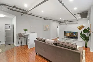 Image of 1BR Stylishly Furnished Apt in Lakeview - Oakdale 1S