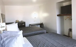 Image of Blue Way Inn By Jasper Near Frost Bank Center - 2 Queen Bed Non Smoking