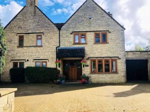 Image of Cotswolds Luxury House in Central Bourton Large Sleeps 2-11. Pet Friendly.