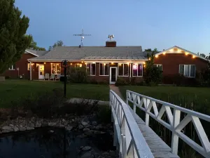 Image of Gorgeous LUXE Lodge 80 Acres cattle Ranch pond Views Close Nat Parks Ski McPhee