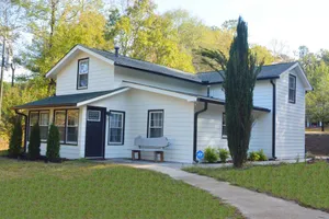 Image of Beautiful Lakeside Cottage (Hidden Cove Farmhouse) 4bedroom 3 bath