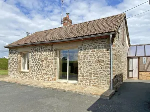 Image of Charming Granite Cottage: Secluded Garden, Baby-Friendly, Amenities Included, Near Leisure Base