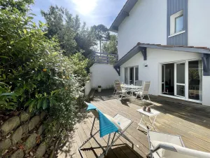 Image of T2 cabine avec grande terrasse sans vis à vis, parking privatif, à 100m des plages - FR-1-420-47
