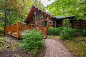 Image of Charming 3-bedroom Log Cabin by the lake
