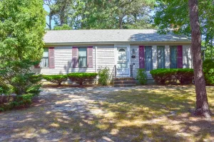 Image of 3 bedroom home situated at the end of a cul de sac overlooking Swan River.