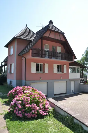 Image of Large 5-bedroom villa with garden and pool.