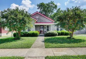 Image of Stone Cottage near the downtown square of Fayetteville TN