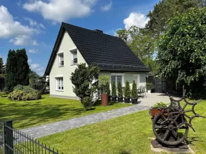 Image of Great detached house in a quiet, green location (by a grove)