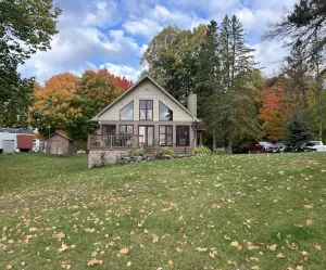 Image of Close to trails, COZY Cabin, close to the water, fireplace, Fall colors