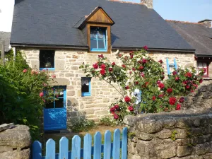 Image of Old house with blue shutters in the heart of the Ile aux Moines