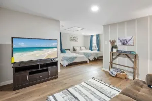 Image of Western Studio w\/private patio 5 min from Hobby Airport!!