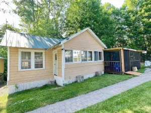Image of Cottage style Bungalow shared Pool 8 min to bethel woods \/ 10min to world Casino