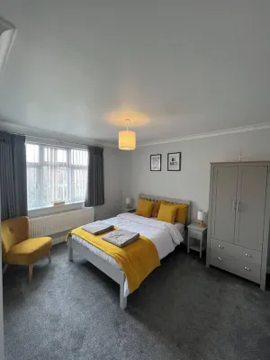 Image of Deluxe 3 bedroom, near Racecourse\/Hospital\/Town