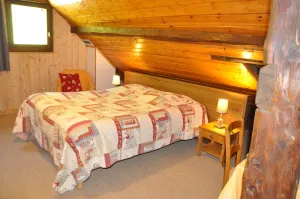 Image of Outrechenais barn with wolves