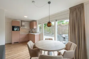 Image of Vibrant Holiday Home With Garden