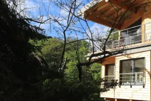 Image of Chalet sur Pilotis, Cadre Insolite, au Dessus D'un Étang Dans un Parc Privé
