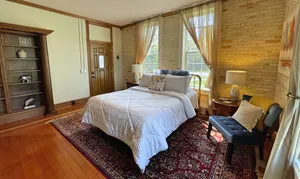 Image of Charming Downtown Victorian: Studio