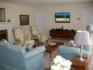 Image of Phillips Academy Area – Ideal for Families Visiting Campus & Touring New England