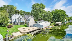 Image of Chain O' Lakes life...serene bay w\/ private beach access. Kayaks & Boats welcome