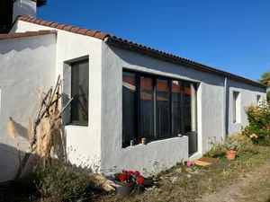 Image of Noirmoutier le vieil, large south-facing house not overlooked