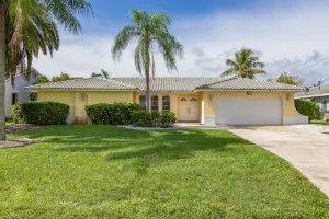 Image of Stunning coastal villa minutes to beach. Yacht Club area with 2 kayaks & bikes.