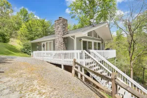 Image of Hummingbird Cottage- charming cottage in quiet cove close to Bridgewater!