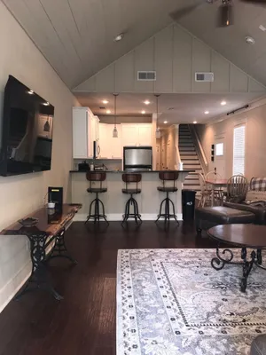 Image of 3 bedroom 2 1\/2 bath adjacent to MSU campus! Sleeps 10 plus!