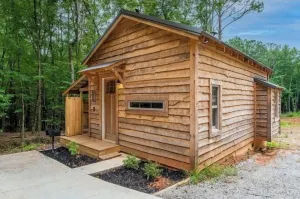 Image of Tiny House with Fireplace, Tub & Shower Near Milledgeville Colleges