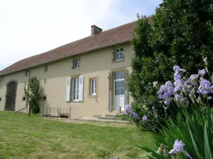 Image of Charming Country Home with Modern Amenities, Spacious Garden, and Wi-Fi in Tranquil Setting