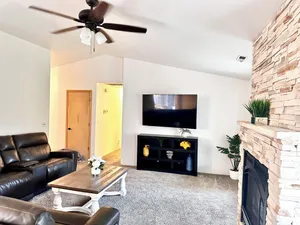 Image of Hot Tub! King Bed-firepitt-near Airport& Freeway