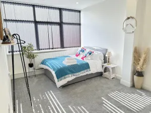 Image of 2 Bed Apartment - Sleeps 4 - Wifi - Parking