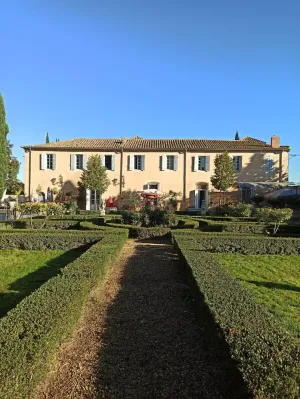 Image of Château provençal and swimming pool- 11 pers