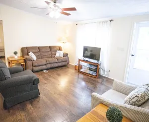 Image of Quaint \/ Cozy- 5-min walk to Lake Tomahawk-10Min to Downtown-Self Check-In-w W\/D
