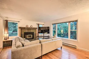 Image of Cozy Redmond Retreat: Spacious Deck & Yard!