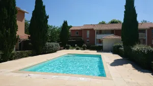 Image of Apartment in quiet residence with swimming pool - lots of trees and sunshine