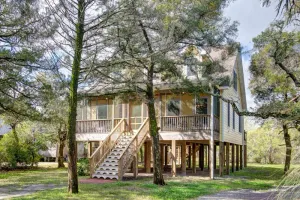 Image of Patty's Hollow: Charming Ocracoke cottage across from Zillie's.