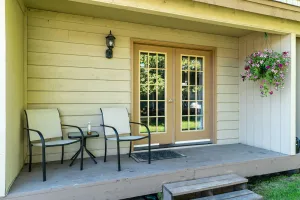 Image of Alaskan WolfDen Close to airport centrally located