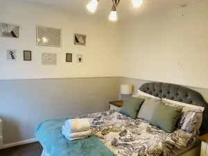 Image of Modern 2-Bed Home Walk to Ashby Town Centre