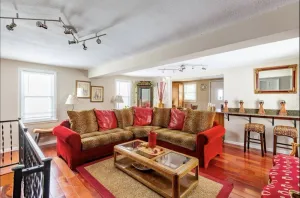Image of Luxurious Peaceful Dwelling in the City Valley