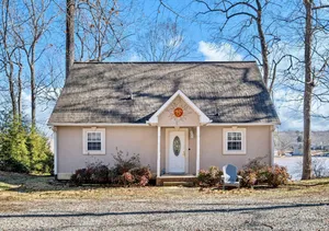 Image of Lakefront\/Boat Dock, 3\/2, Furnished, Castaway Cottage, covered back deck views