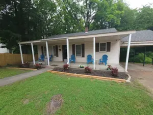 Image of Cheerful 2bedroom bungalow w\/ parking on premises!